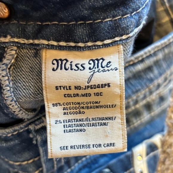 Women’s size 31 Miss Me capris - Picture 4 of 5